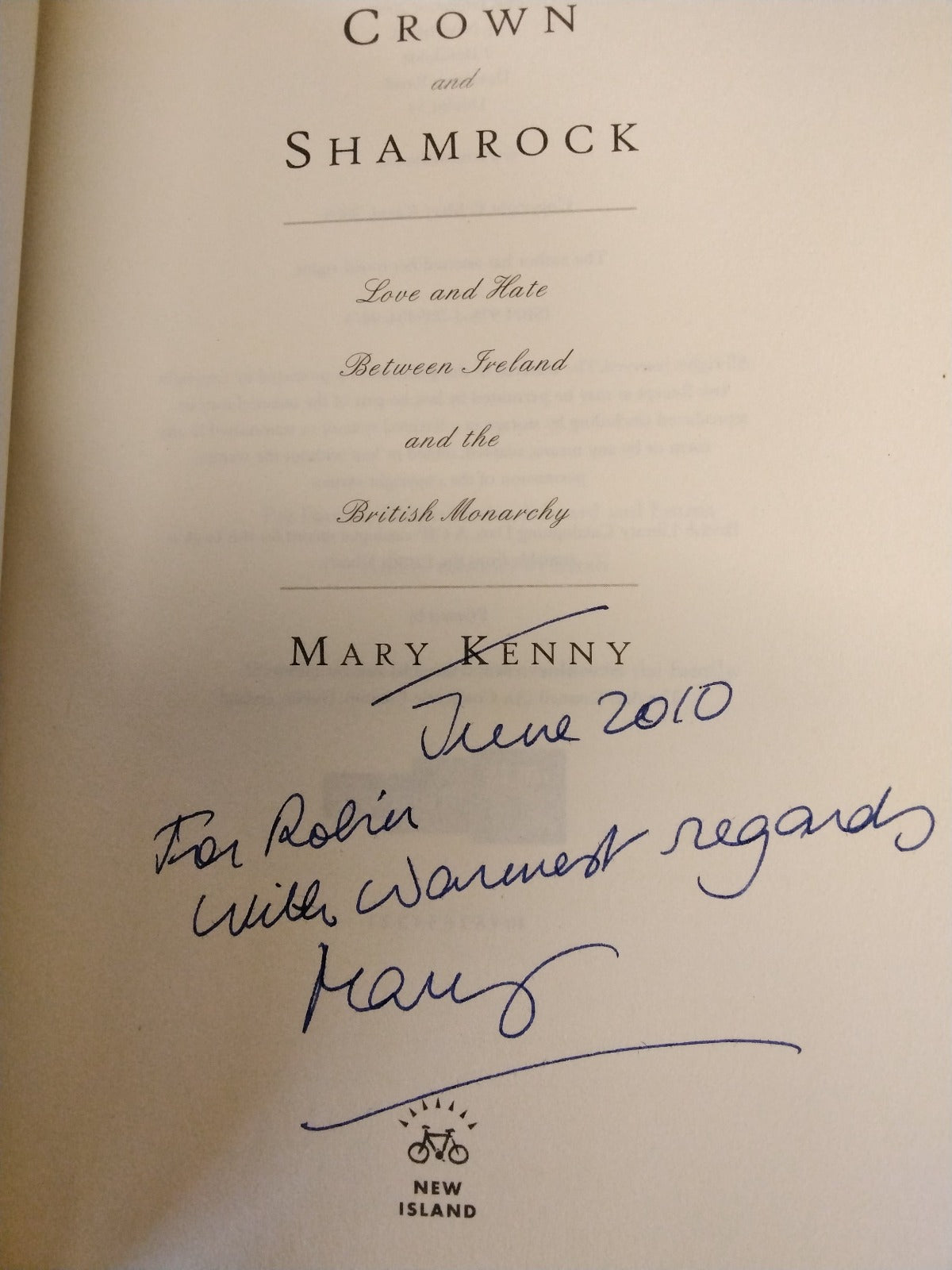 Crown and Shamrock: Love and Hate Between Ireland and the British Monarchy - Old Curiosity Bookshop